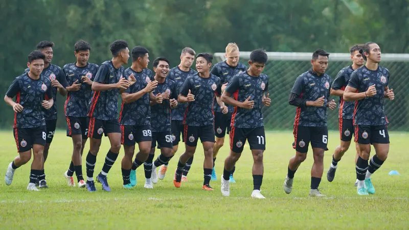 Pemain muda Persija Jakarta menjalani sesi latihan untuk Liga 1 2025/2026