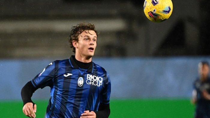 Giorgio Scalvini mengenakan seragam Atalanta dalam laga Serie A