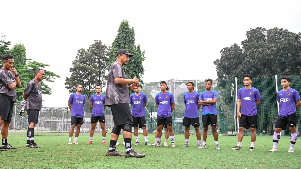 Pemain Liga Indonesia All-Stars dan Arema FC bersiap bertanding di Piala Presiden 2025.