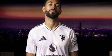 Pemain Manchester United memakai jersey tandang 2025/2026 warna putih lavender.