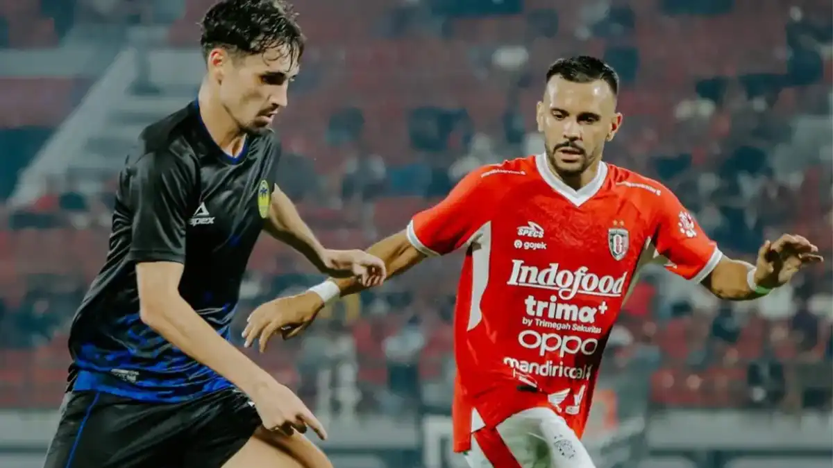 Pemain PSIM Yogyakarta dan Bali United duel bola saat laga uji coba Super League 2025/2026.