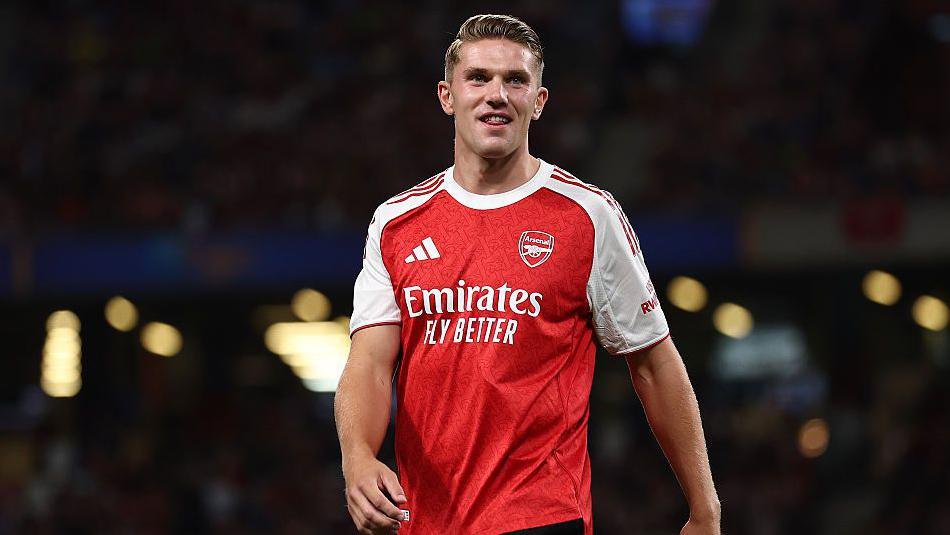 Viktor Gyokeres mengenakan jersey Arsenal di Stadion Nasional Singapura